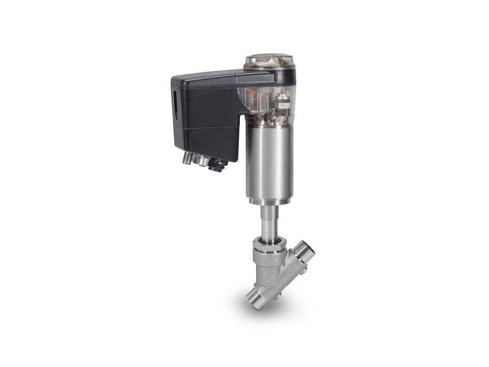 Vanne à siège incliné automatisée GEMÜ en acier inoxydable avec commande intégrée pour une régulation précise du débit dans les systèmes de tuyauterie industriels.