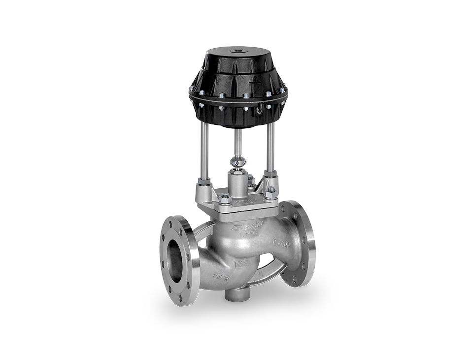 Vanne à siège GEMÜ à commande pneumatique avec corps en acier inoxydable et raccords à bride pour applications industrielles avec exigences élevées en matière de pression et de contrôle du débit.