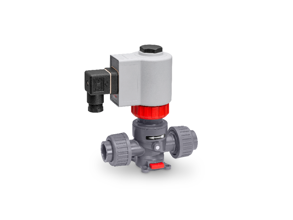 Électrovanne en plastique à commande électrique avec raccords tubulaires latéraux, élément de commande rouge et connecteur normalisé – idéale pour la commande précise de fluides dans les installations automatisées.