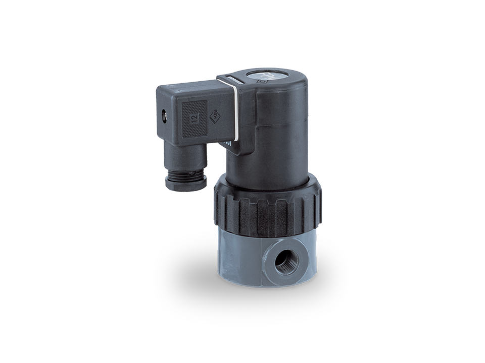 Électrovanne en plastique avec connecteur rectangulaire et raccord fileté latéral – adaptée aux régulations automatiques de fluides.