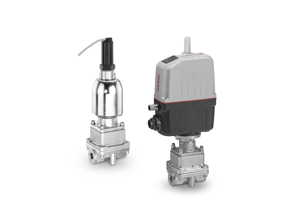 Duas válvulas globo industriais - pneumática à esquerda com atuador de aço inoxidável, elétrica à direita com atuador de controle compacto - para controle preciso de fluxo em sistemas de tubulação.