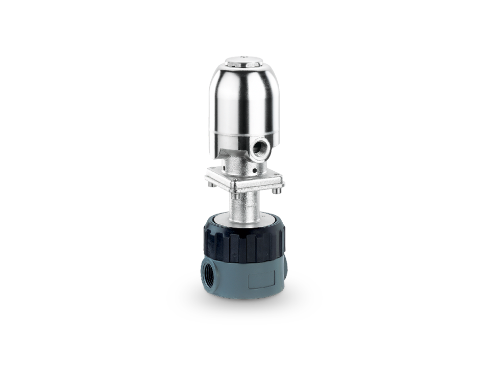 Válvula de assento pneumática com atuador de aço inoxidável e corpo de plástico cinza com conexões rosqueadas - ideal para o controle preciso de líquidos em processos industriais e químicos.