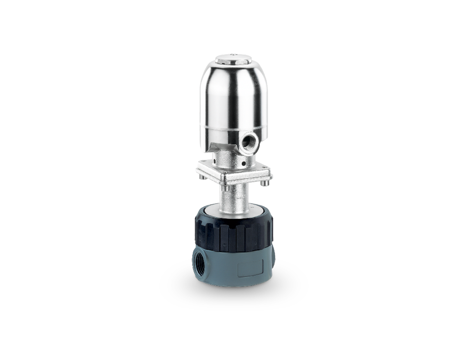 Válvula de assento pneumática com atuador de aço inoxidável e corpo de plástico cinza com conexões rosqueadas - ideal para o controle preciso de líquidos em processos industriais e químicos.