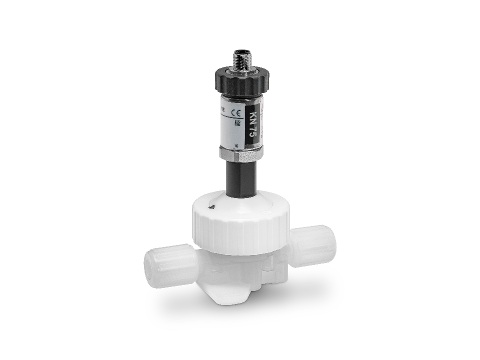 Drucktransmitter von GEMÜ mit Edelstahlgehäuse und chemikalienresistenter Kunststoffarmatur für hochreine und aggressive Medien in industriellen Anwendungen.