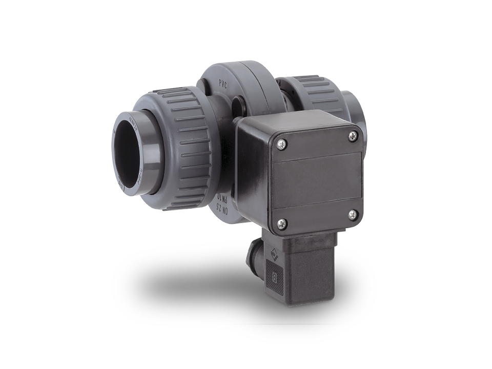 Industrial flow meter made of plastic with integrated sensor unit – precise flow control for liquid media in piping systems.