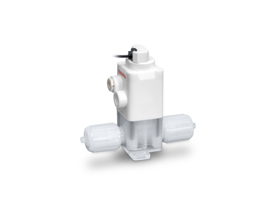 Válvula solenoide compacta com carcaça branca, corpo de válvula transparente e conexões de porca de união para controle preciso em aplicações industriais.