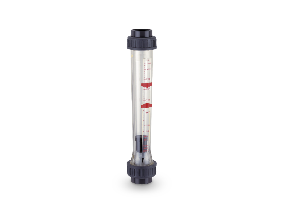 Transparenter Durchflussmesser mit Skala und rotem Schwimmer zur präzisen Messung des Volumenstroms in industriellen Rohrleitungssystemen. Ideal für den Einsatz mit Flüssigkeiten und Chemikalien.
