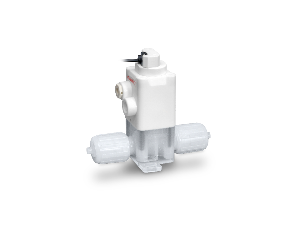 Válvula solenoide compacta com carcaça branca, corpo de válvula transparente e conexões de porca de união para controle preciso em aplicações industriais.