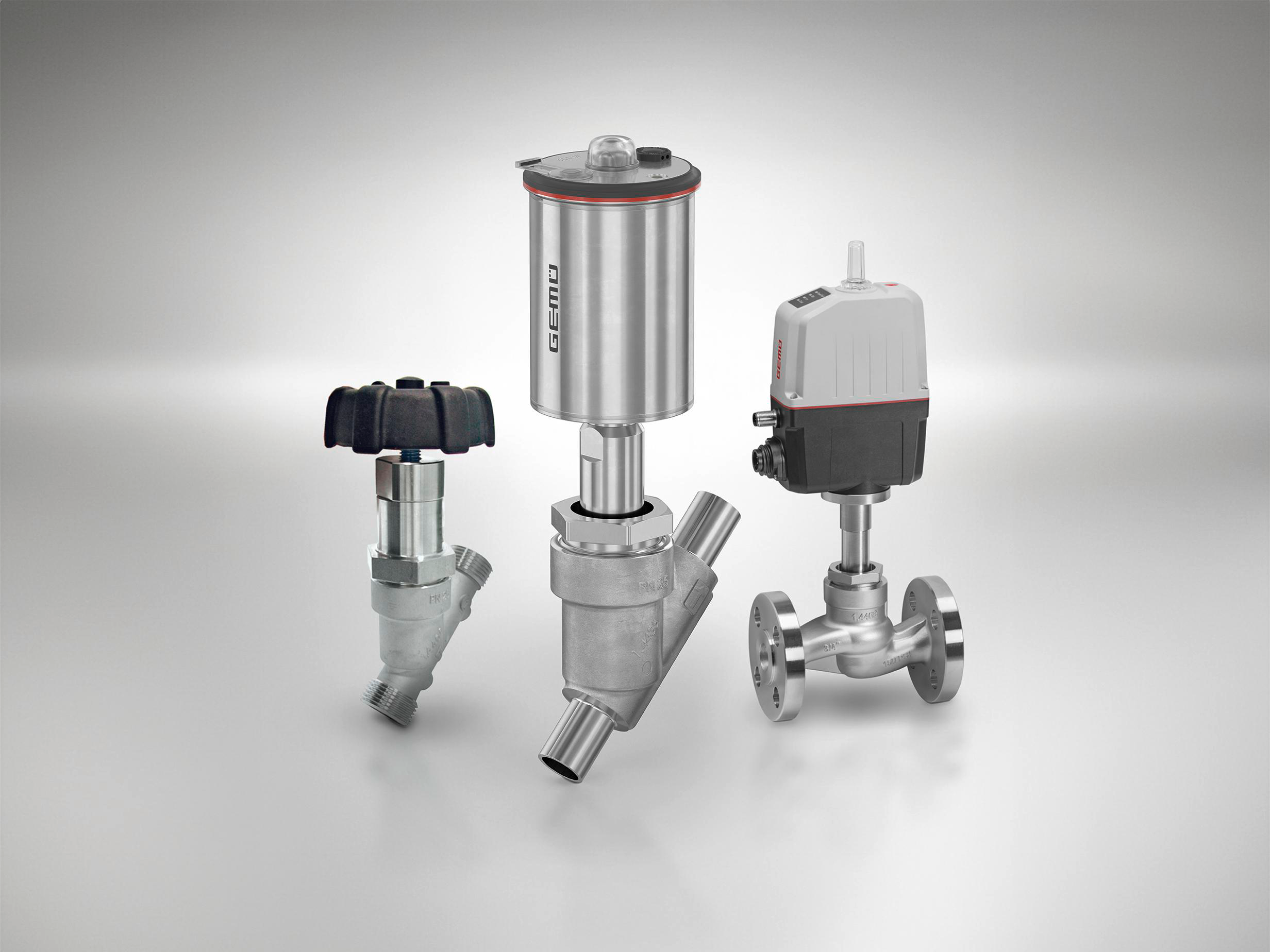 Trois vannes à siège GEMÜ en version manuelle et automatique.