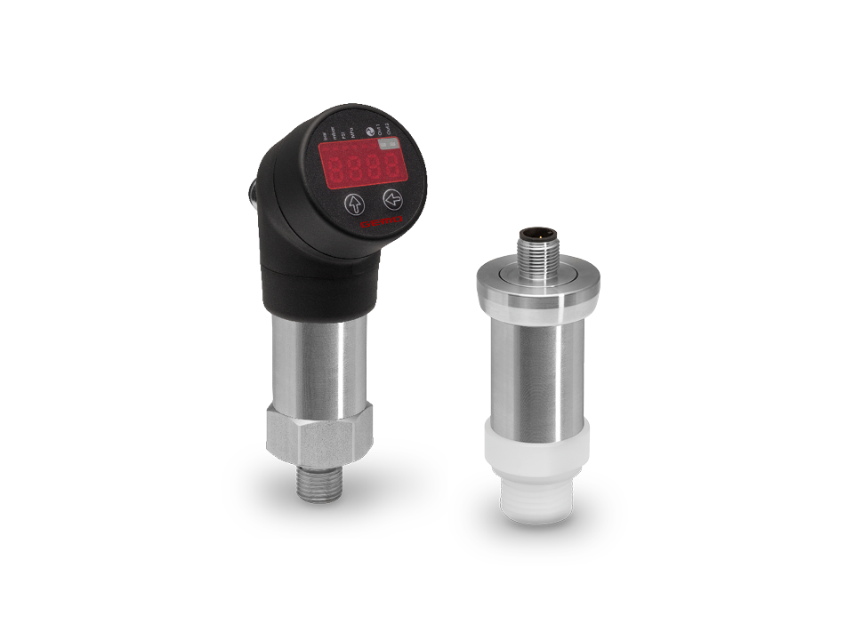 GEMÜ Druck- und Temperatursensoren mit Edelstahlgehäuse – links mit LED-Anzeige, rechts mit hygienischem Kunststoffanschluss, ideal für industrielle und sterile Anwendungen.