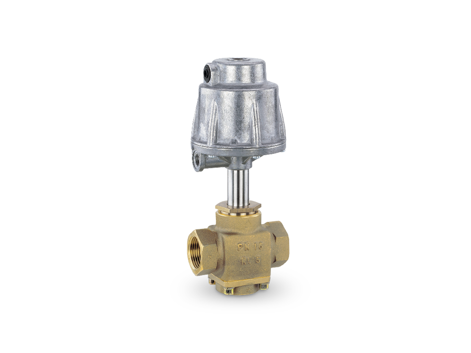 GEMÜ globe valve with brass body, threaded connections and pneumatic metal actuator – ideal for industrial applications requiring precise media control.