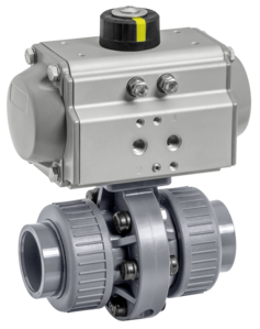 Absperrklappe mit pneumatischem Antrieb aus Metall und Kunststoff, mit Überwurfmuttern – ideal für industrielle Anwendungen in Wasseraufbereitung, Chemie und Prozessautomation.