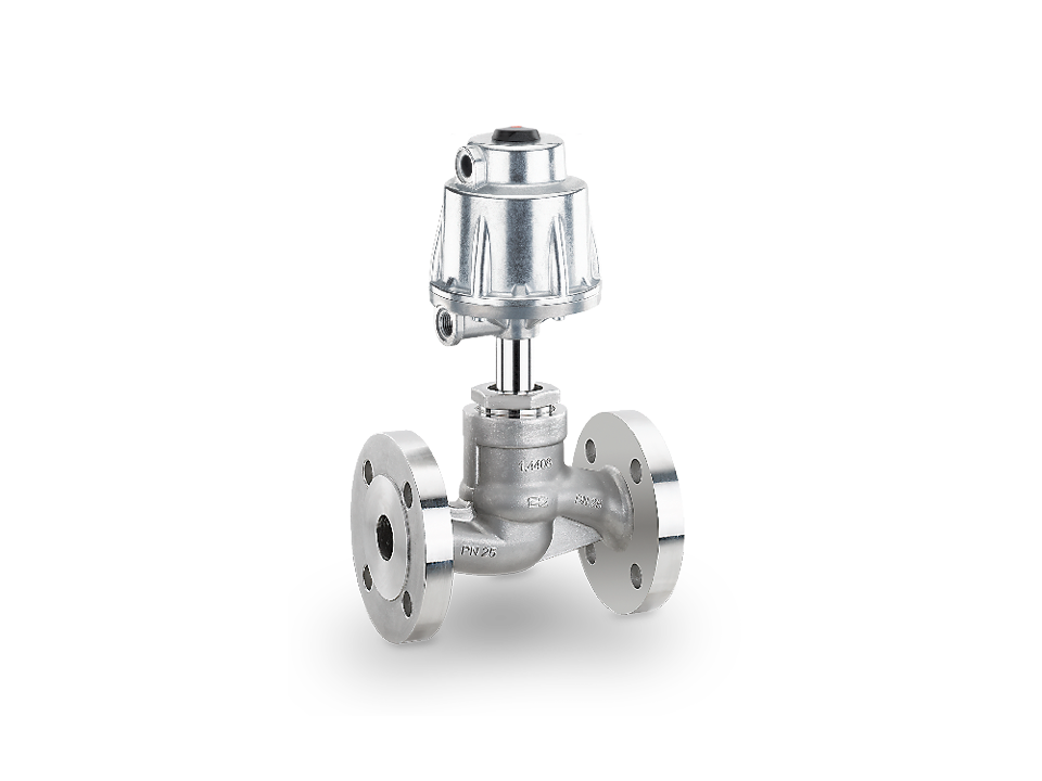 Stainless steel seat valve with pneumatic actuator and flange connections – for precise control of gases, liquids or steam in industrial piping systems.